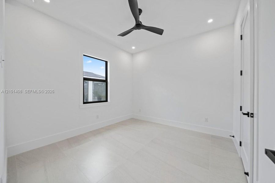 Spacious, unfurnished interior of a new home in , Cape Coral (Image 46).