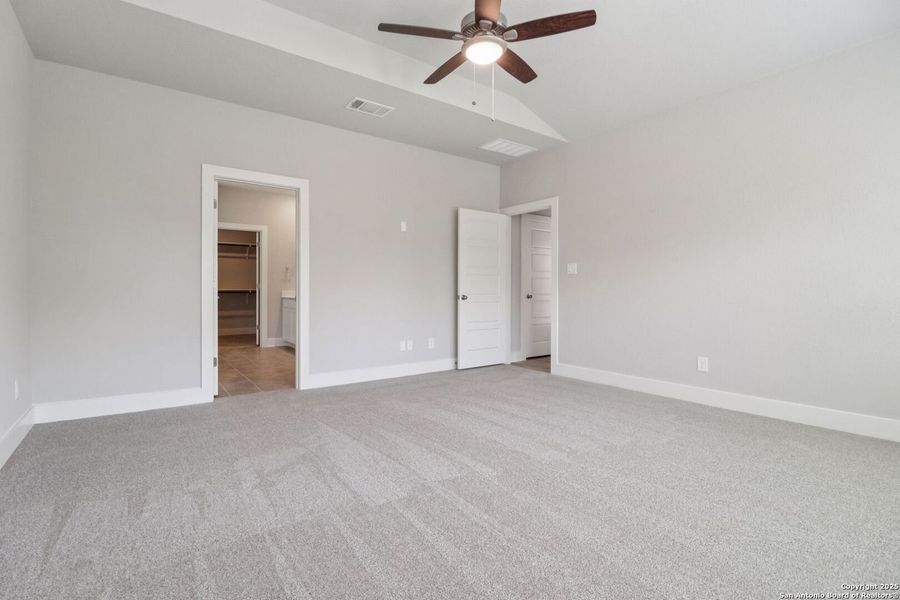 Spacious, unfurnished interior of a new home in Fox Falls, Boerne (Image 39).