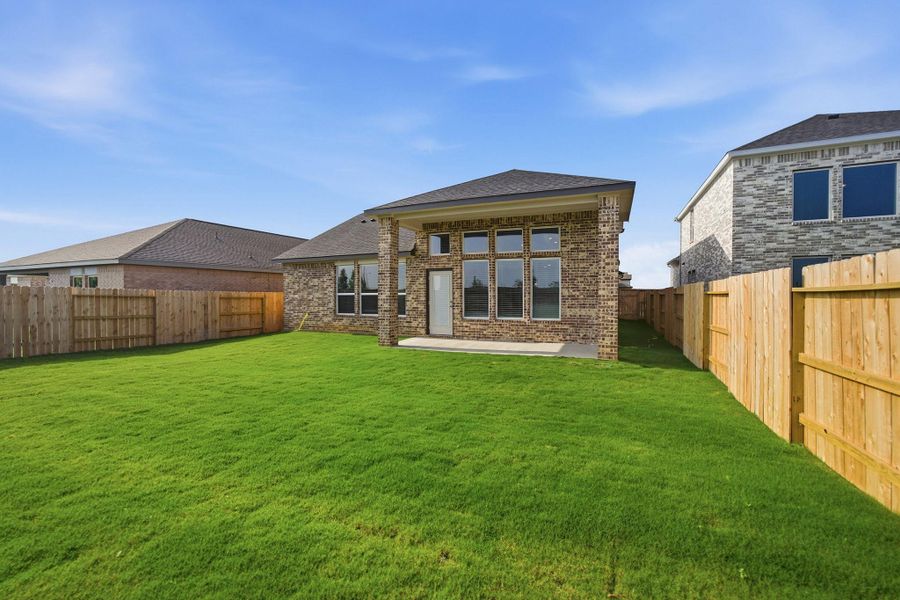 Exterior details and patio area of a home in Sunterra Lakes, Brookshire (Image 21).