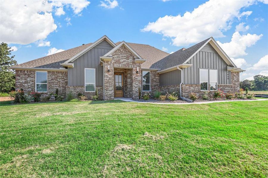 Craftsman house featuring a front lawn