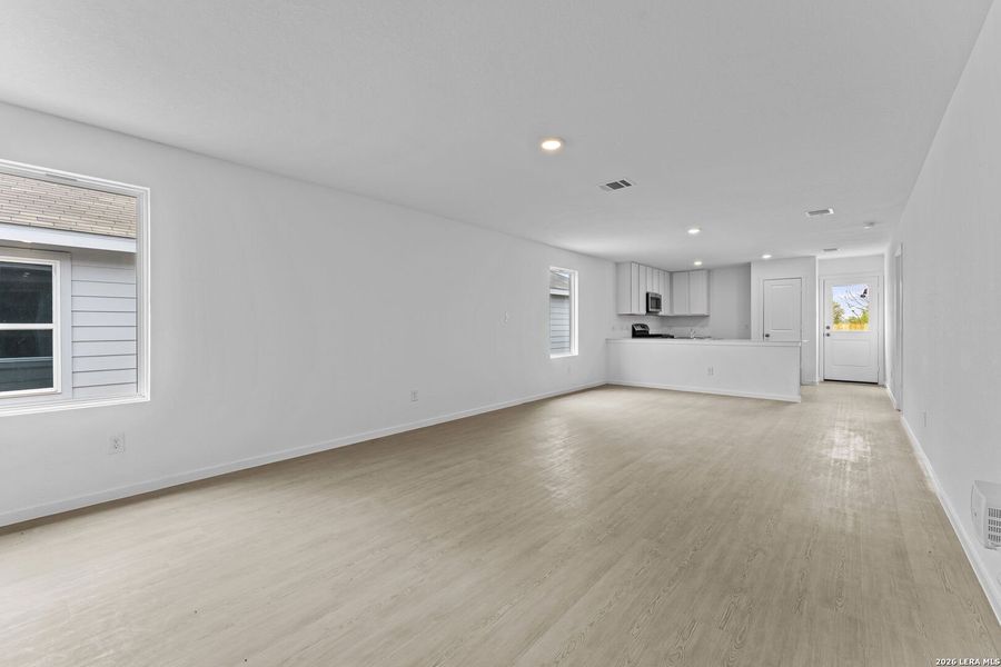 Spacious, unfurnished interior of a new home in Spring Grove, St. Hedwig (Image 14).