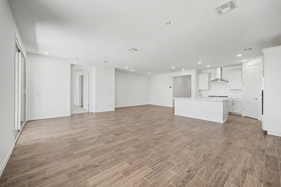 Spacious, unfurnished interior of a new home in Tierra Vistoso, Surprise (Image 7).