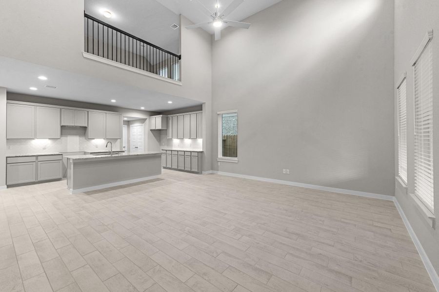 Spacious, unfurnished interior of a new home in Barton Creek Ranch, Conroe (Image 31).