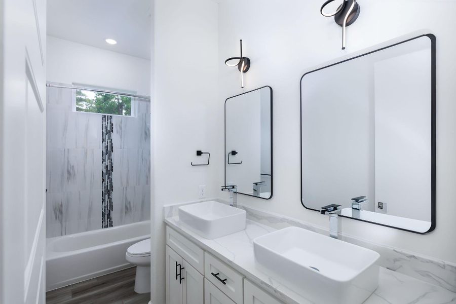 Double sinks in 2nd bath