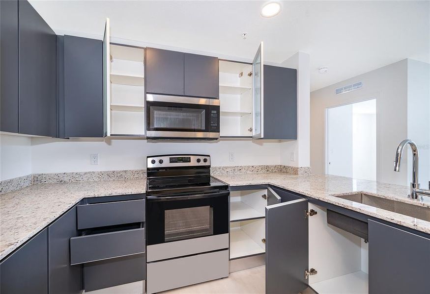 Furnished interior view inside a new home in , Orlando (Image 10).