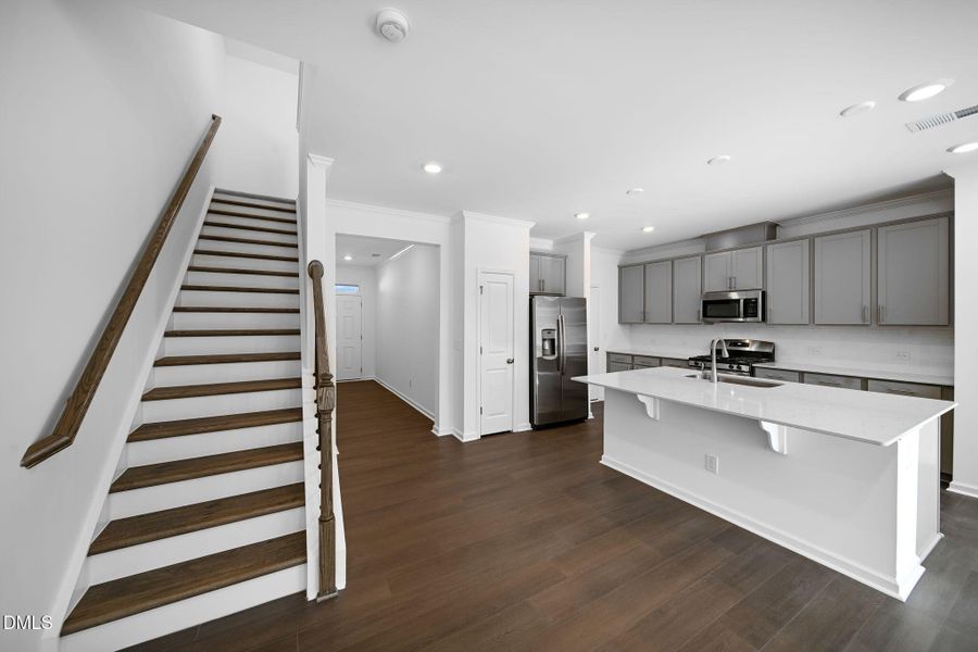 SUN_Everlee_Pic_CarsonII_QMI_260_Stairs_