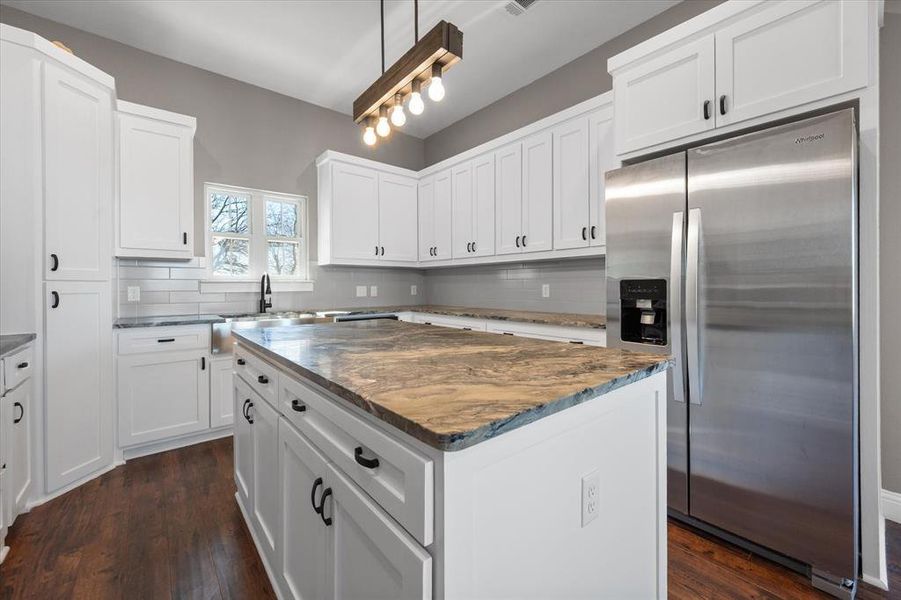 Furnished interior view inside a new home in , Grandview (Image 10).