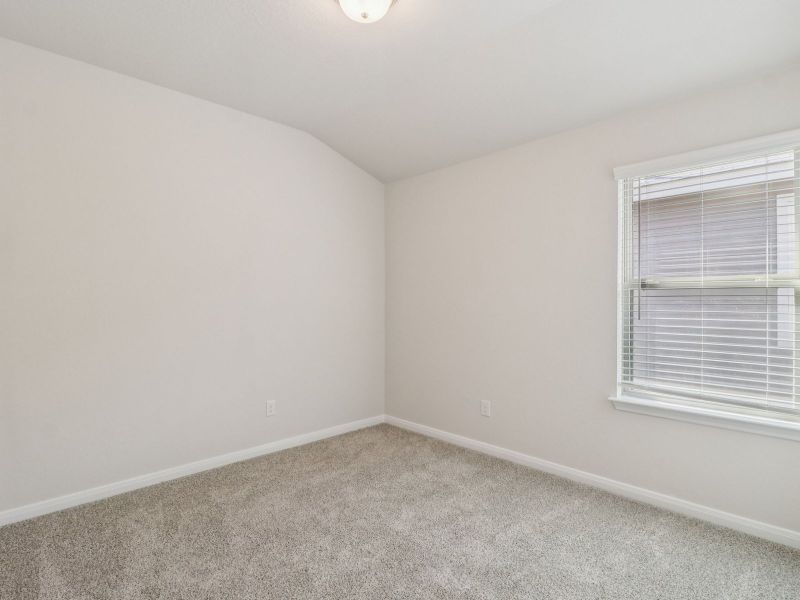 Spacious, unfurnished interior of a new home in Thomas Pond, San Antonio (Image 20).