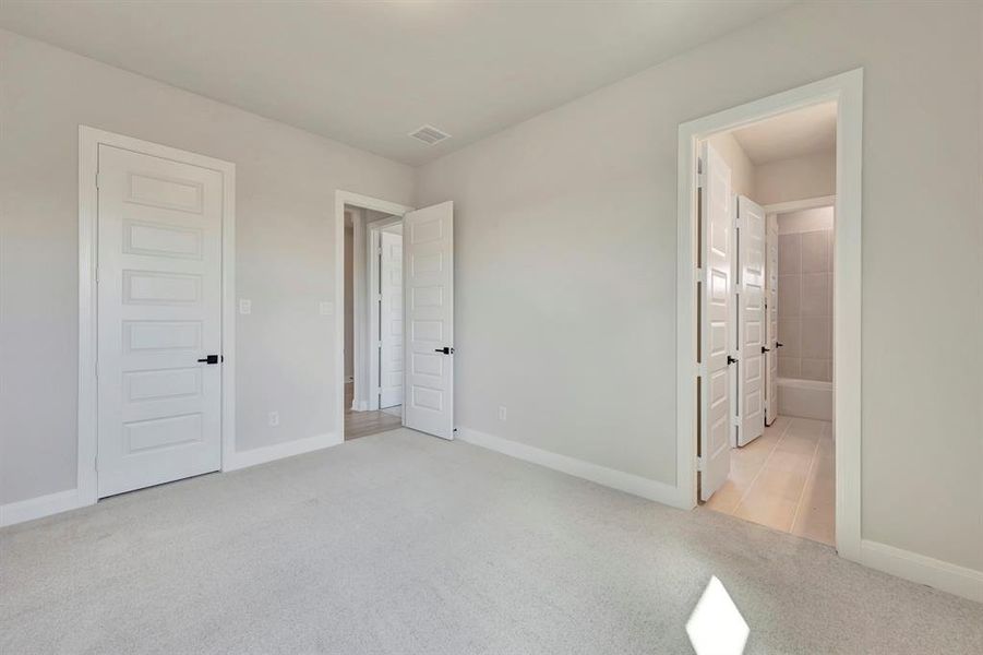 Spacious, unfurnished interior of a new home in Myrtle Creek, Waxahachie (Image 24).