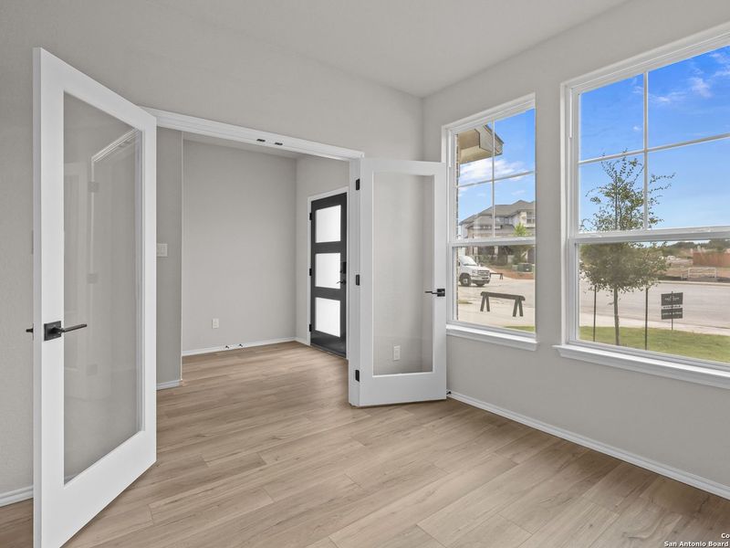 Spacious, unfurnished interior of a new home in Royal Crest, San Antonio (Image 15).