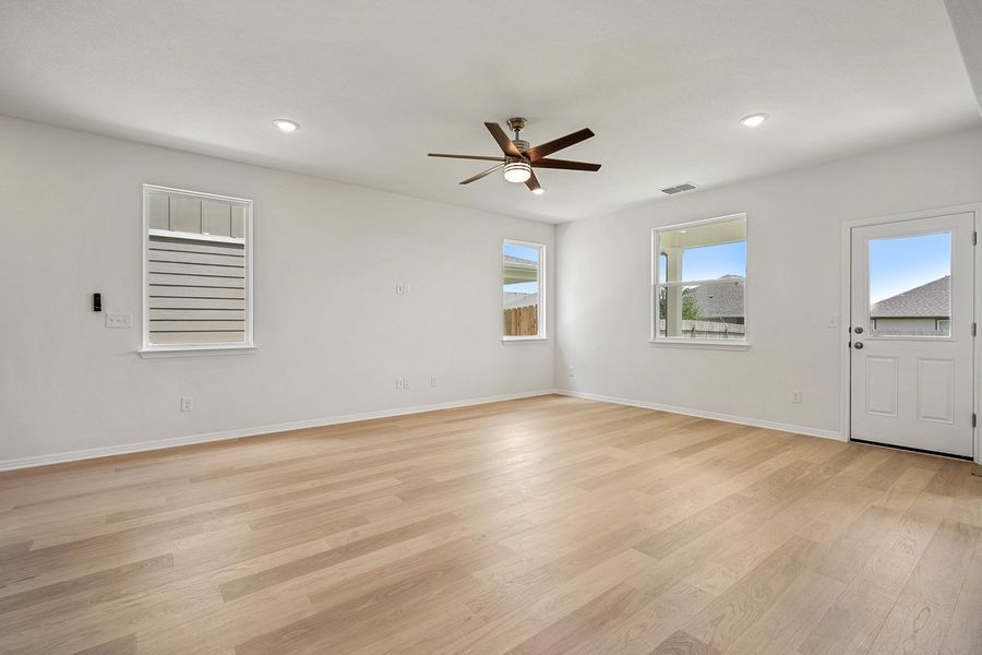 Spacious, unfurnished interior of a new home in Porter Country, Buda (Image 19).