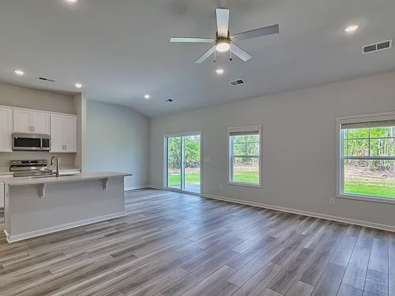 Spacious, unfurnished interior of a new home in Amber Hill, West Columbia (Image 13).