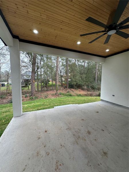 Exterior details and patio area of a home in , Humble (Image 3).