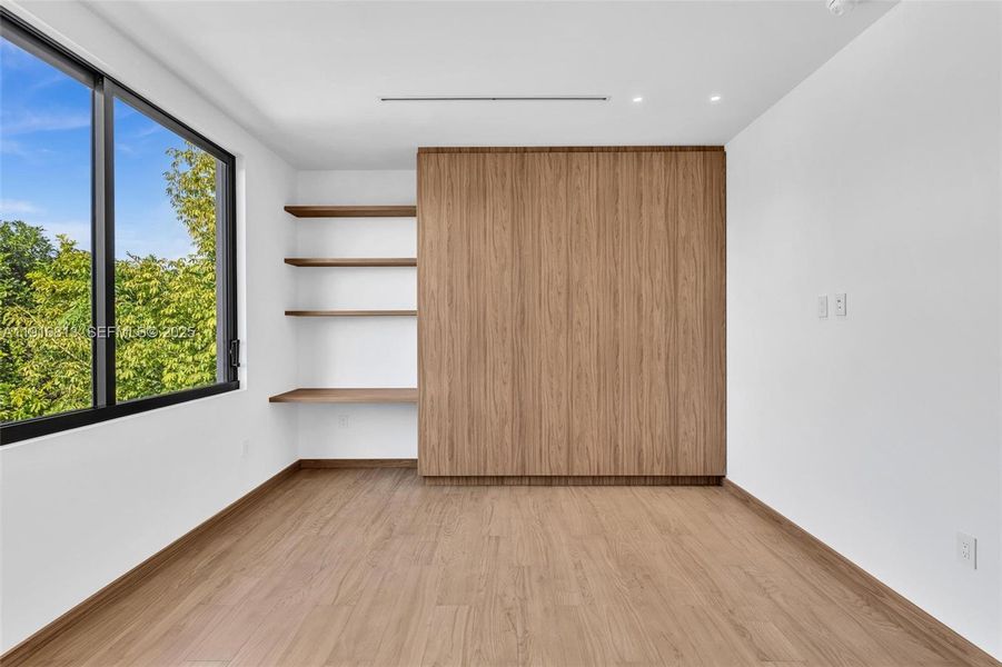 Spacious, unfurnished interior of a new home in , Miami (Image 66).