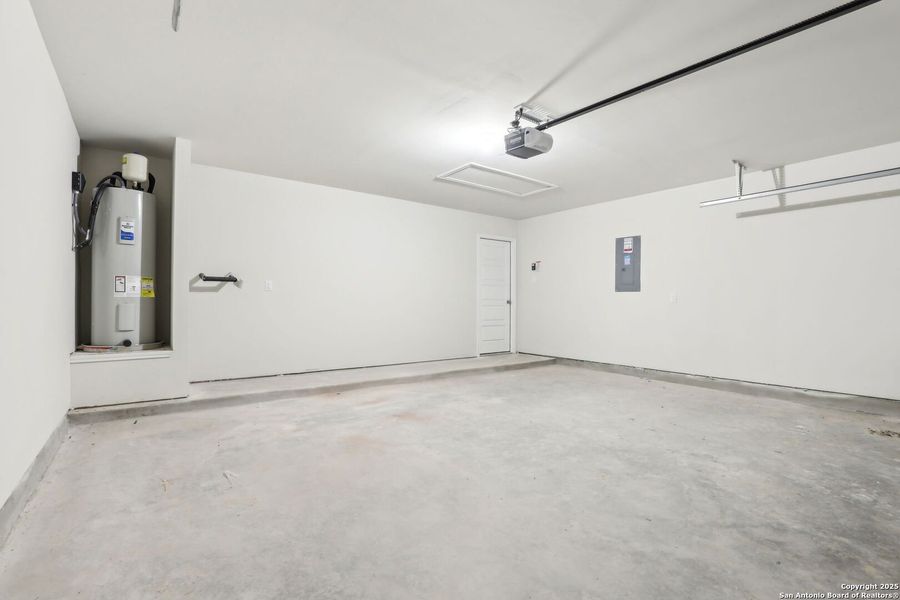 Spacious, unfurnished interior of a new home in , Cibolo (Image 40).