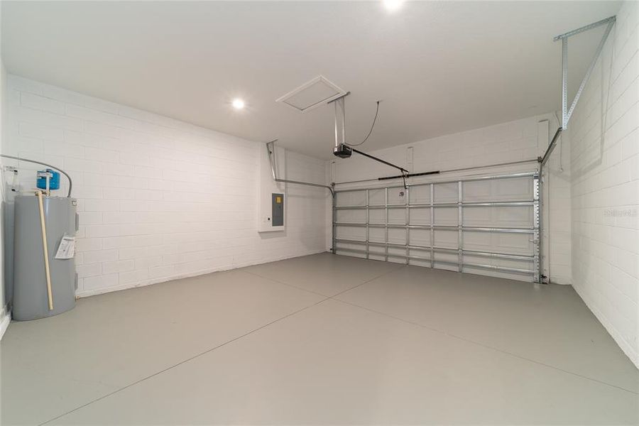 Spacious, unfurnished interior of a new home in , Citrus Springs (Image 42).
