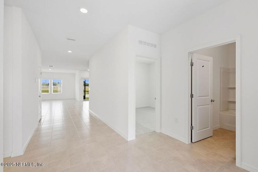 Spacious, unfurnished interior of a new home in Coopers Meadow, Jacksonville (Image 11).