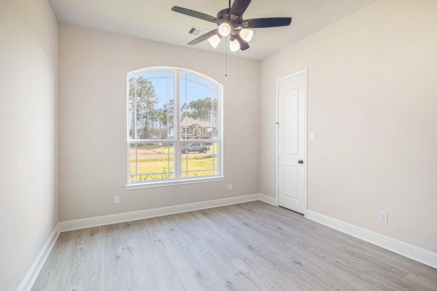 Spacious, unfurnished interior of a new home in Deer Pines, Conroe (Image 14). Spacious, unfurnished interior of a new home in Deer Pines, Conroe (Image 14).