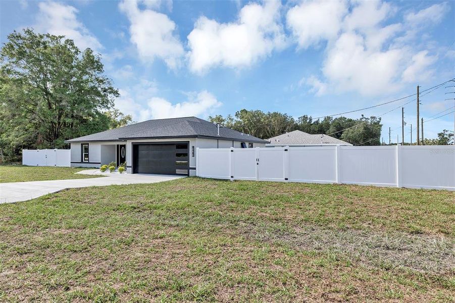 Exterior details and patio area of a home in , Dunnellon (Image 3). Exterior details and patio area of a home in , Dunnellon (Image 3).