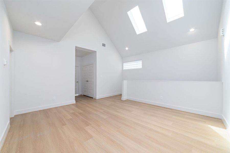 Spacious, unfurnished interior of a new home in Alicante, Houston (Image 31).