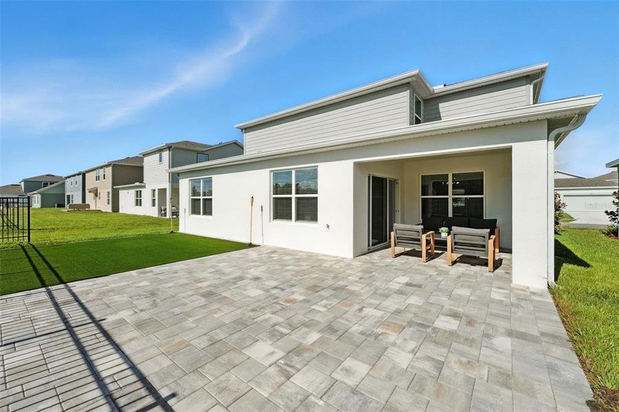 Exterior details and patio area of a home in Amelia Groves, St. Cloud (Image 4).