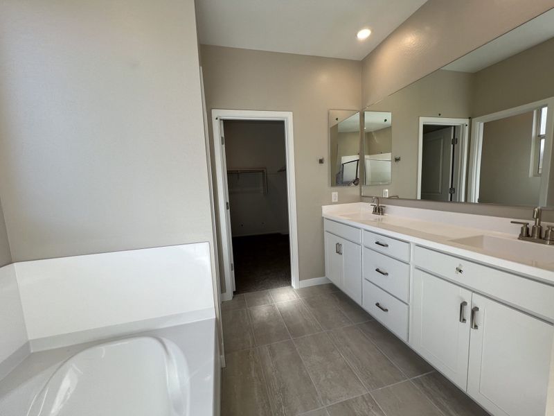 Lot 55 | Primary Bath | Citrus | El Cidro | Goodyear, AZ | Landsea Homes