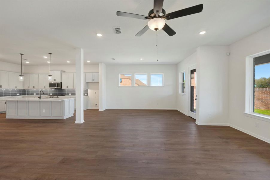 Spacious, unfurnished interior of a new home in Oakwood Estates, Waller (Image 15). Spacious, unfurnished interior of a new home in Oakwood Estates, Waller (Image 15).