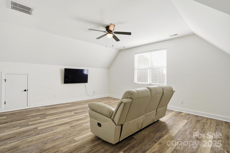 Bonus Room w/Storage