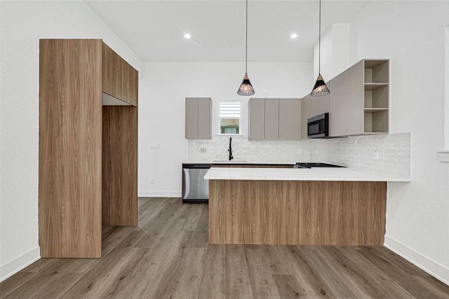 Cozy kitchen with breakfast bar and dinning table section. Cozy kitchen with breakfast bar and dinning table section.