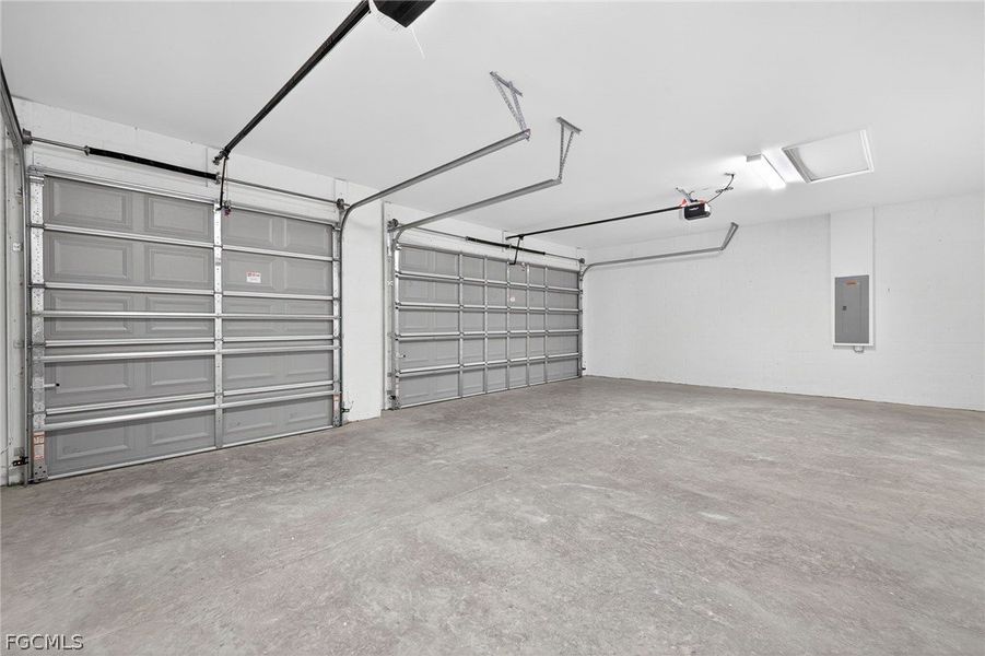 Spacious, unfurnished interior of a new home in Cape Coral, Cape Coral (Image 37).