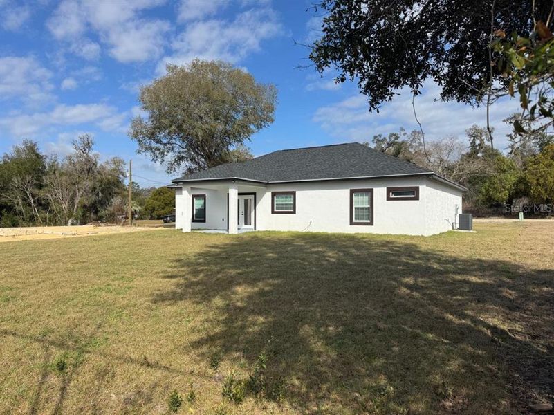 Exterior details and patio area of a home in , Belleview (Image 3).