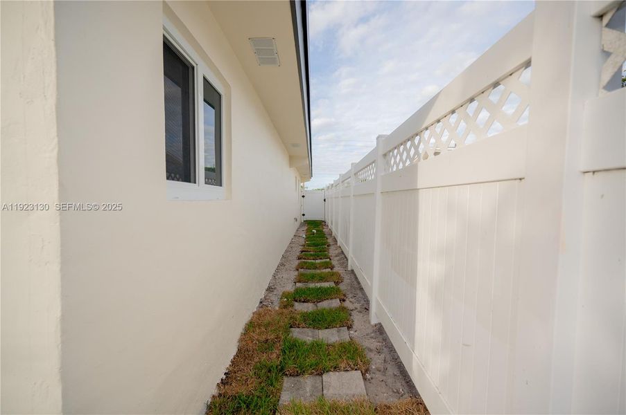 Exterior details and patio area of a home in , Miramar (Image 4).