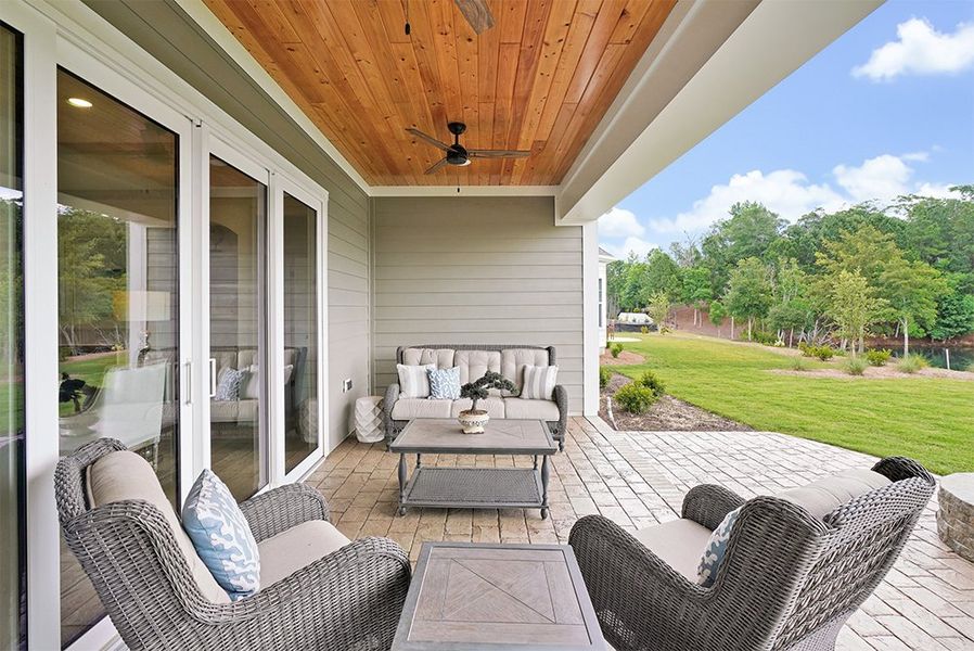 Lumina Island, Loggia