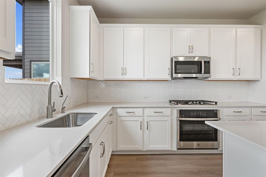Representative images and renderings are for illustrative purposes. Actual structural options and design finishes of home may vary.