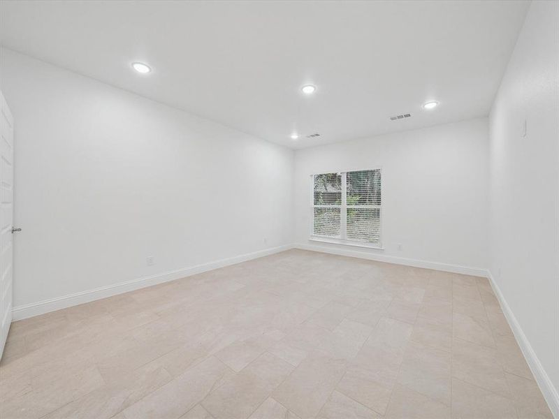Spacious, unfurnished interior of a new home in , Mesquite (Image 20).