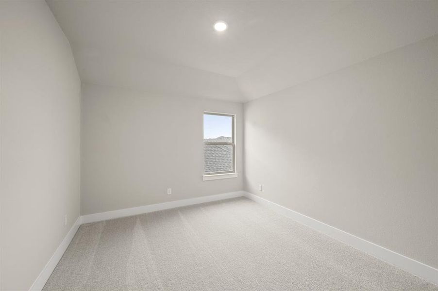 Spacious, unfurnished interior of a new home in Llano Springs, Fort Worth (Image 23).