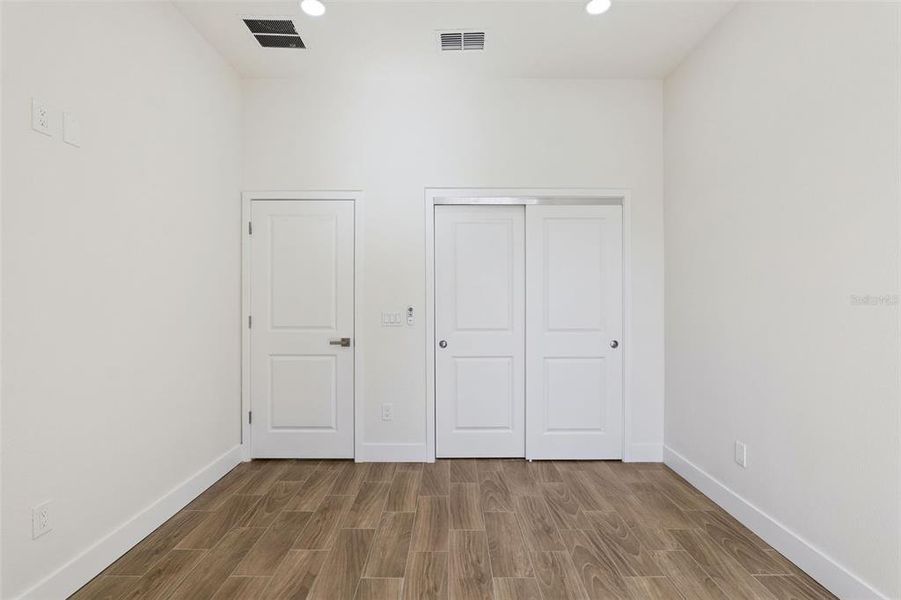 Spacious, unfurnished interior of a new home in , Deltona (Image 20).