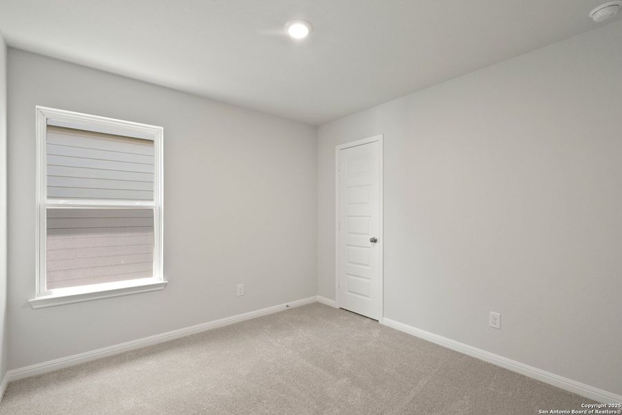 Spacious, unfurnished interior of a new home in Timber Creek, San Antonio (Image 19).