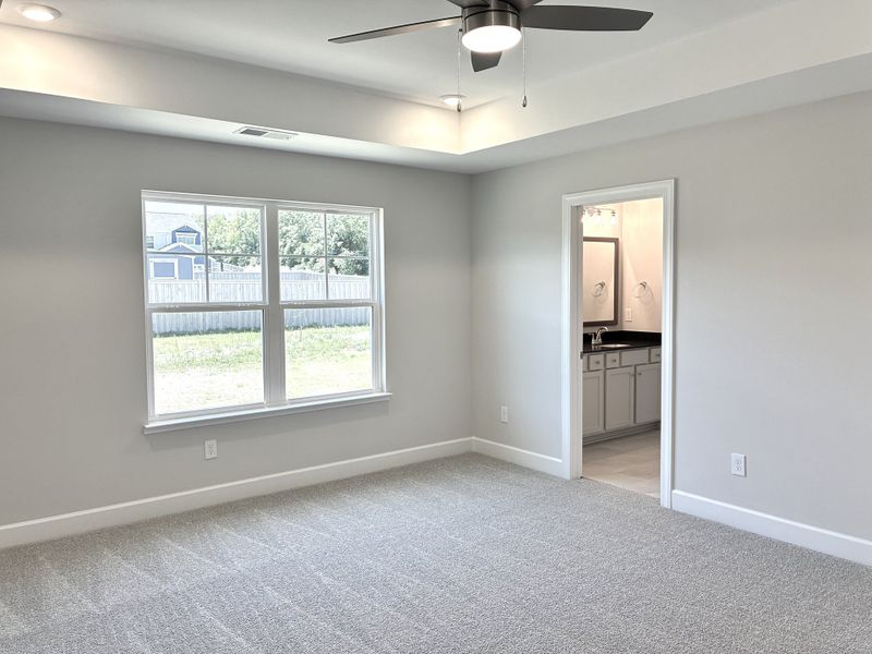 Spacious, unfurnished interior of a new home in Holly Ridge, Greenville (Image 18).