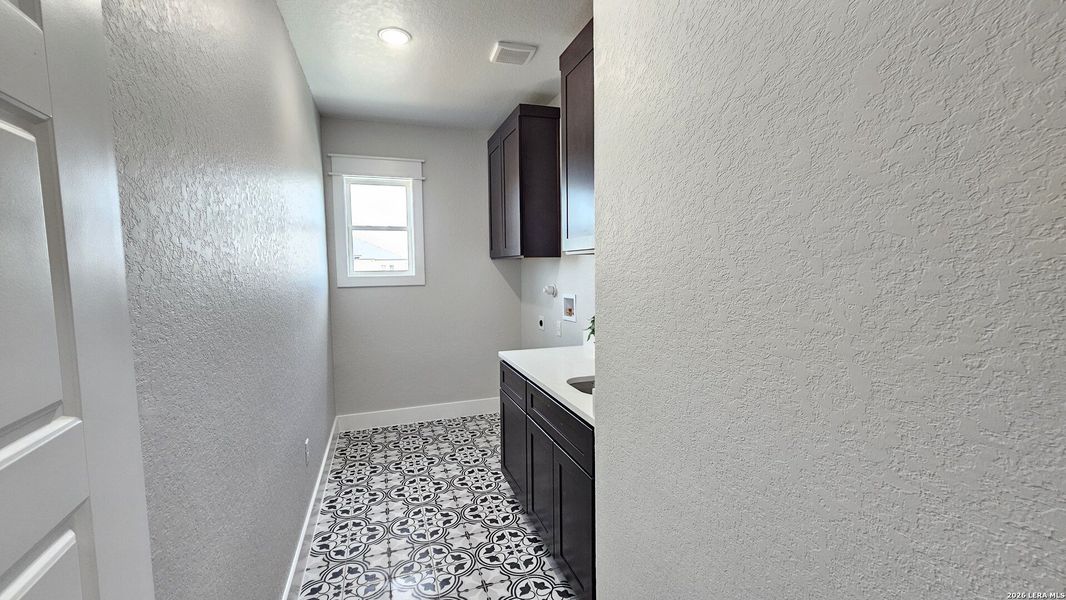 Furnished interior view inside a new home in , La Vernia (Image 28).