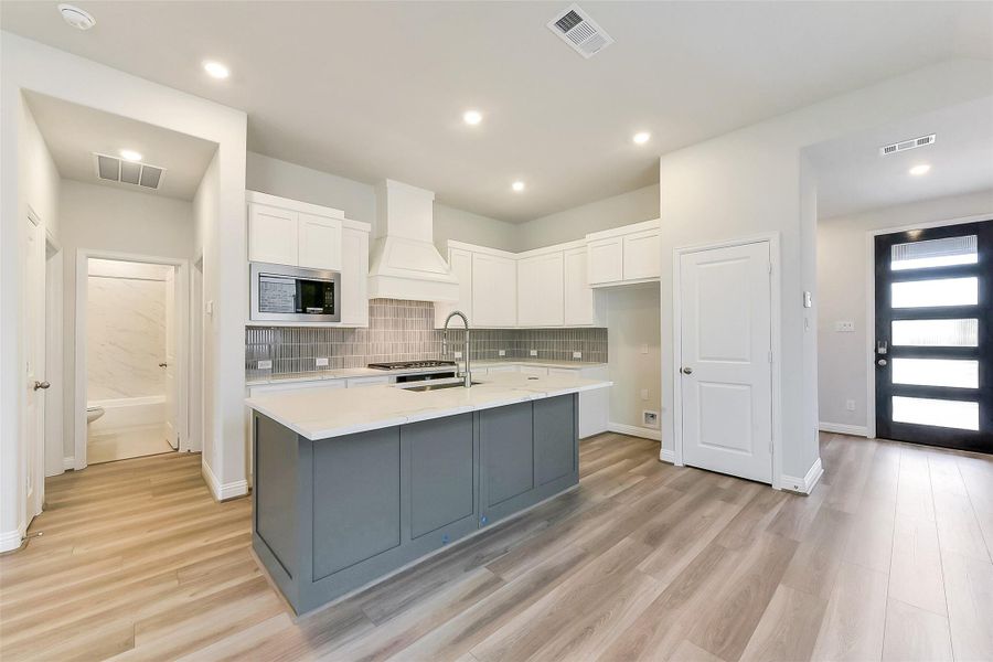 Furnished interior view inside a new home in Evergreen 40', Conroe (Image 8).