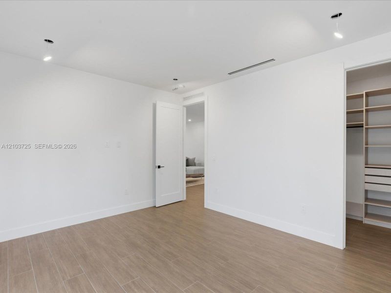 Spacious, unfurnished interior of a new home in , Miami (Image 47).