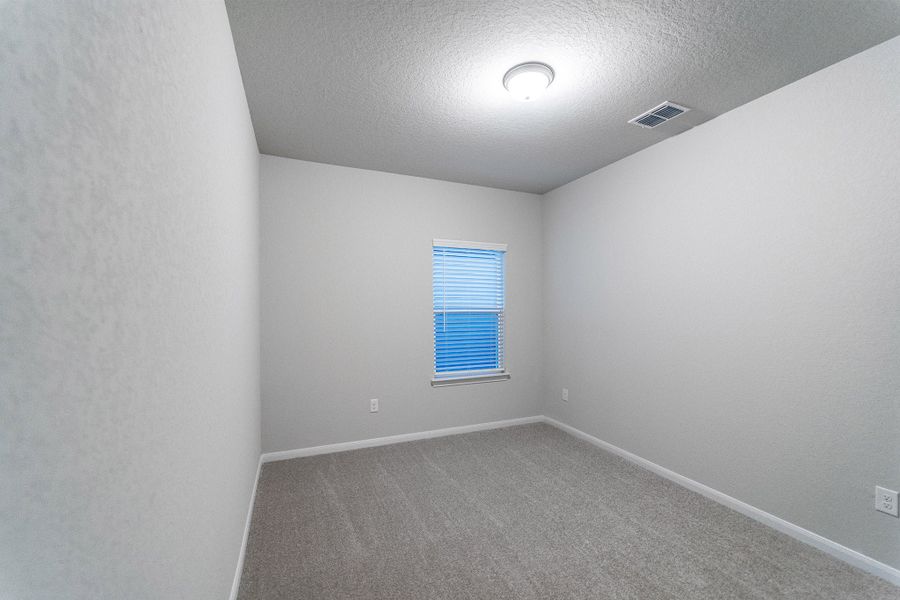 Spacious, unfurnished interior of a new home in Hennersby Hollow, San Antonio (Image 13).