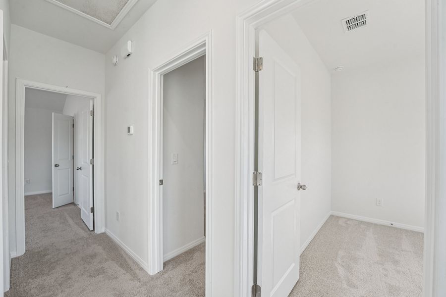 Spacious, unfurnished interior of a new home in Porter Country, Buda (Image 24).