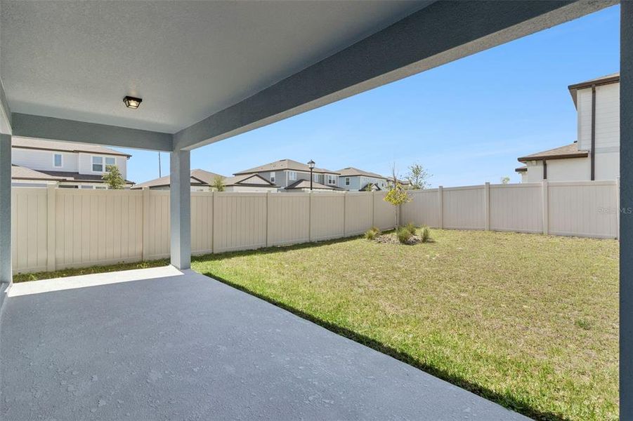Exterior details and patio area of a home in , Lake Alfred (Image 3).