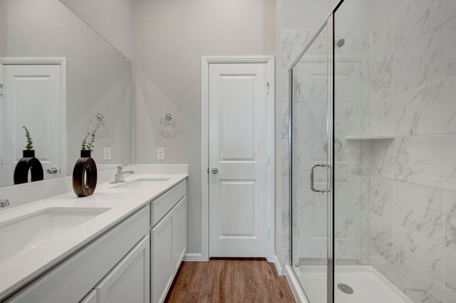 Owner's Bathroom Owner's Bathroom