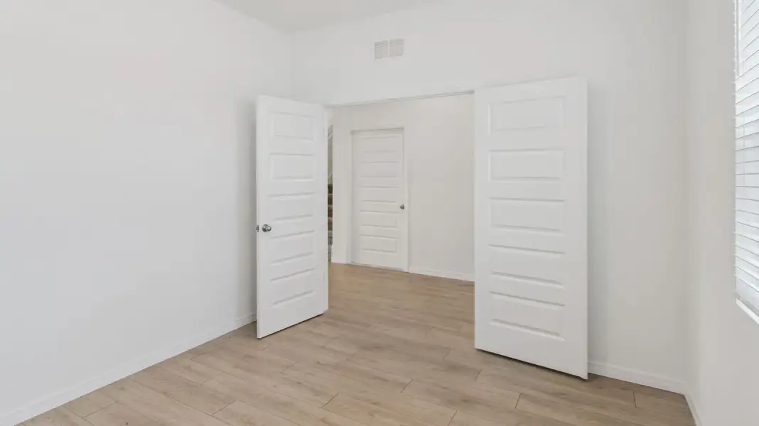 Representative unfurnished interior of a home built from the Coral by D.R. Horton in Hawthorne Ranch, Lakeland (Image 18).