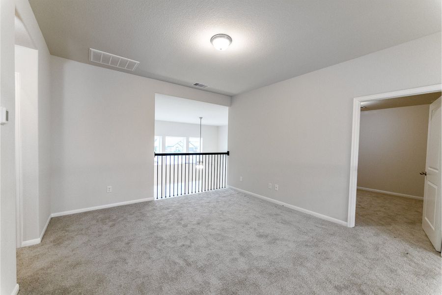 Spacious, unfurnished interior of a new home in Canterra Creek, Rosharon (Image 37).