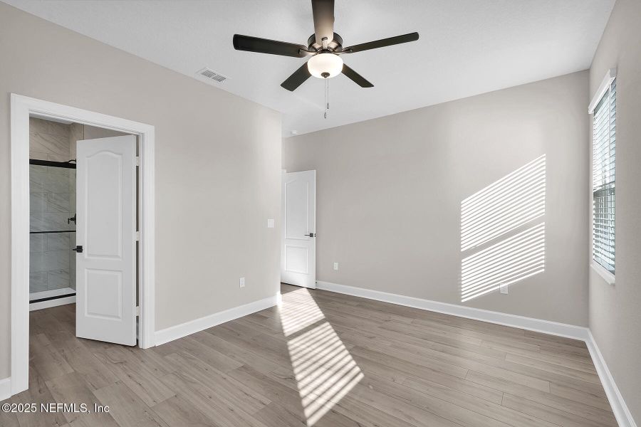 Spacious, unfurnished interior of a new home in Jennings Farm, Middleburg (Image 12).