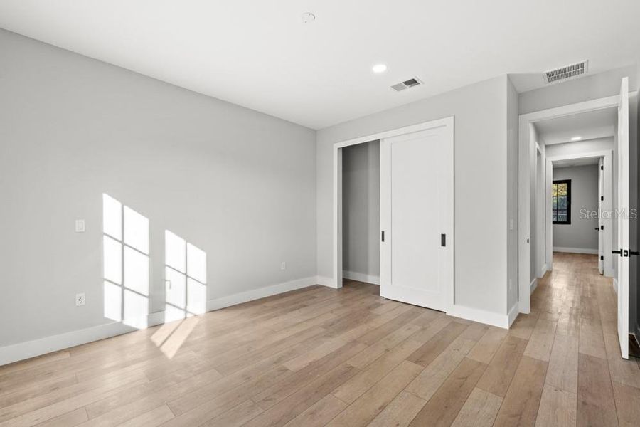 Spacious, unfurnished interior of a new home in , Orlando (Image 24).